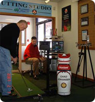Professional Chad Johansen works with a customer to find the perfect putter using the V1 Visual Putting System